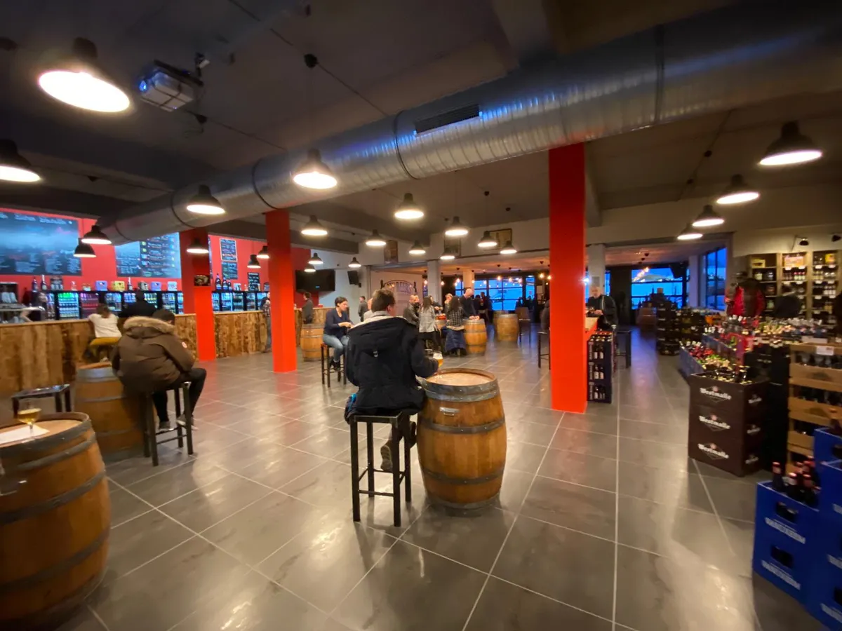 Aix_la_pioline_clients_bar_04226fb3b7