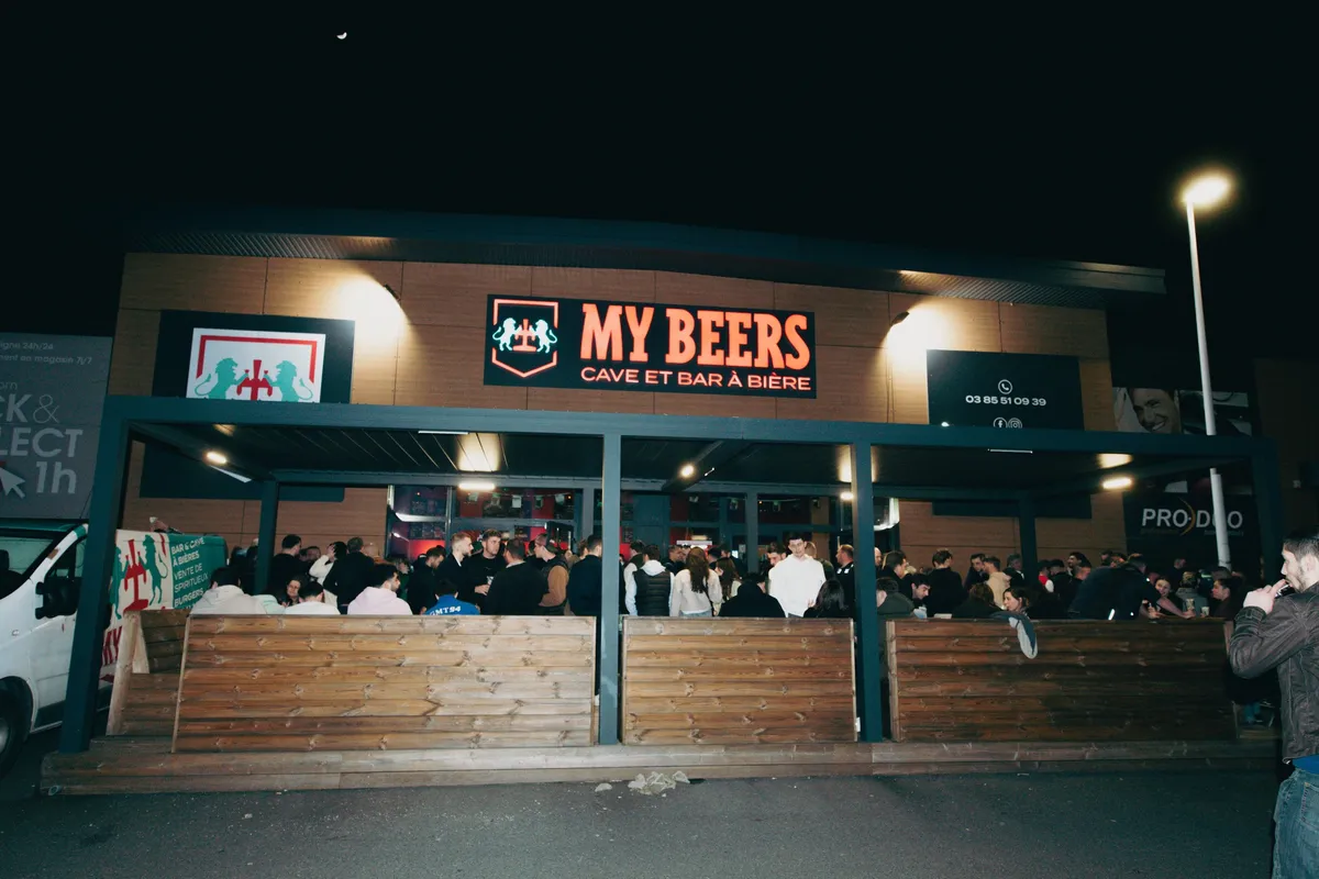 2024_macon_terrasse_monde_bb6c031b92
