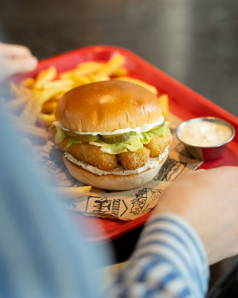 Sandwich au poisson classique avec frites et sauce tartare.