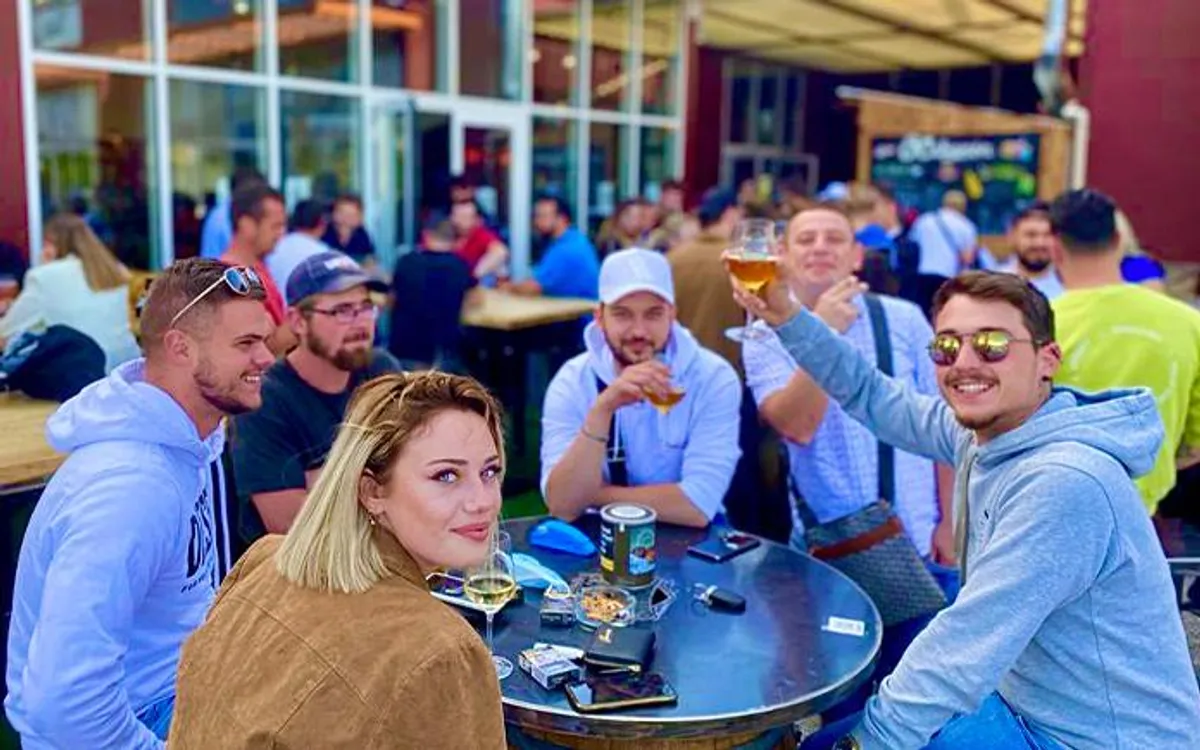 Mours_clients_terrasse_joyeux_2022_c463e07d8c