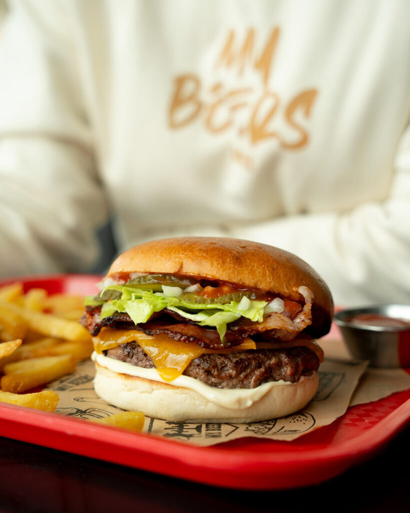 Bacon Original - Burger avec bacon croustillant, fromage fondu, et légumes frais dans un pain moelle.