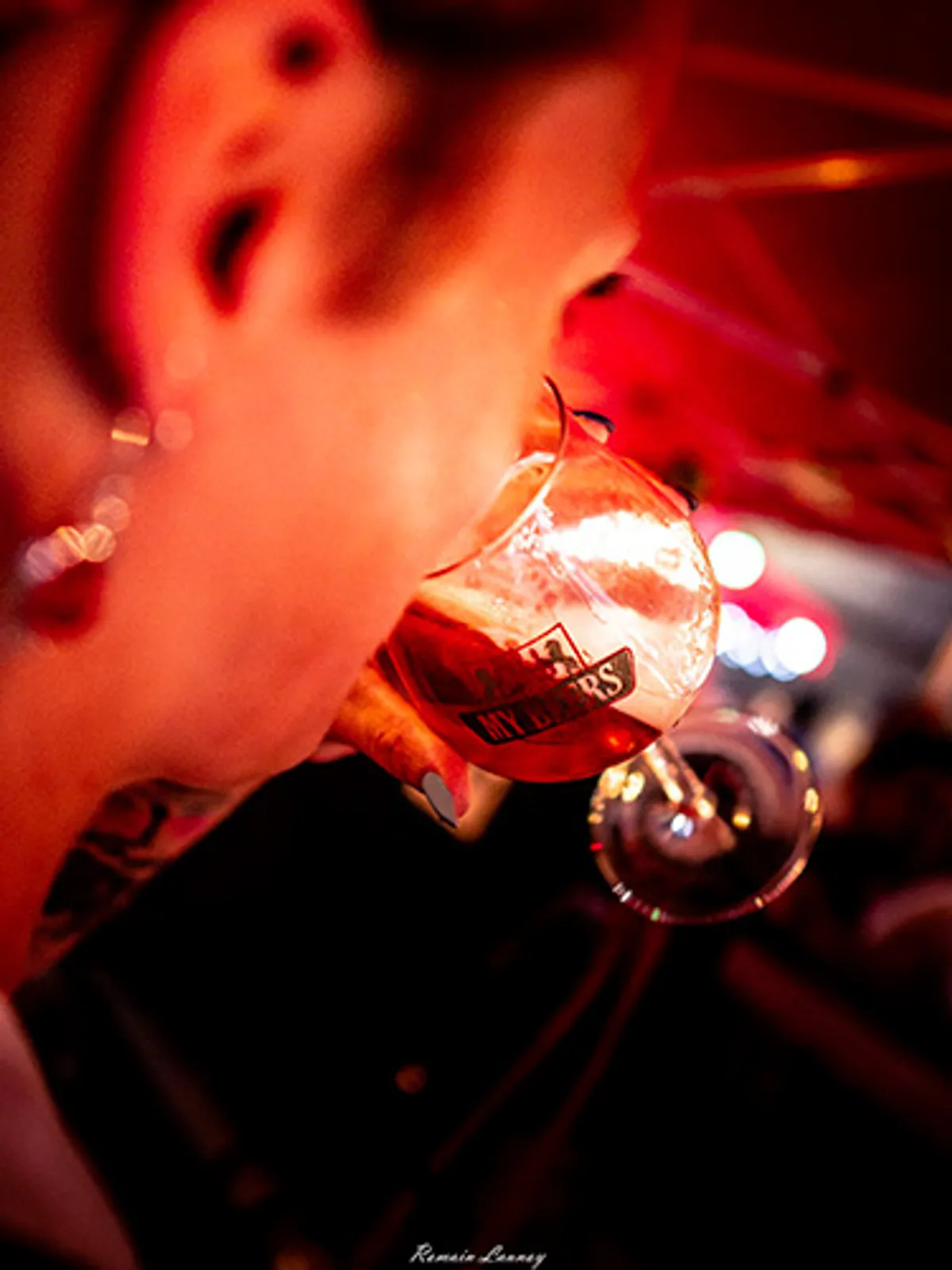 Privas_Serveuse_verre_MB_5dbecb1aa6 (1)