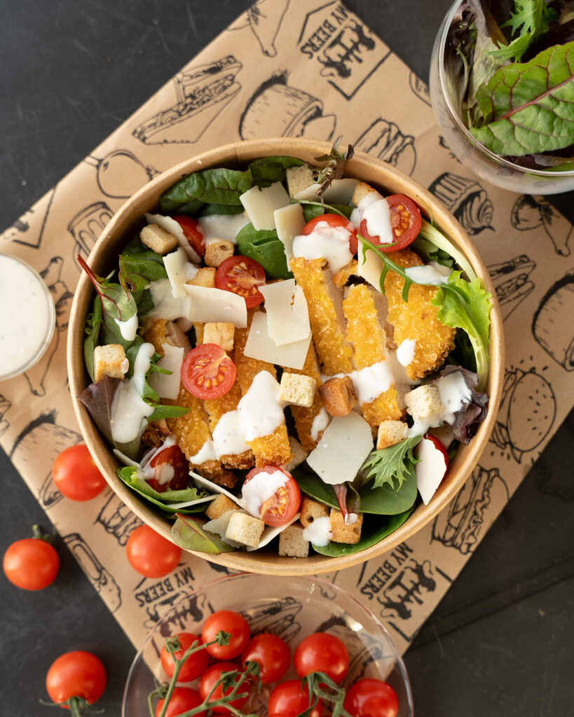 Salade César fraîche avec légumes, croûtons et parmesan. Parfaite pour une entrée ou un repas léger.