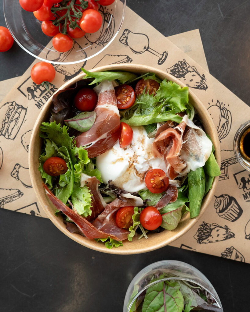 Salade fraîche avec tomates, jambon et œuf, idéale pour un repas léger.