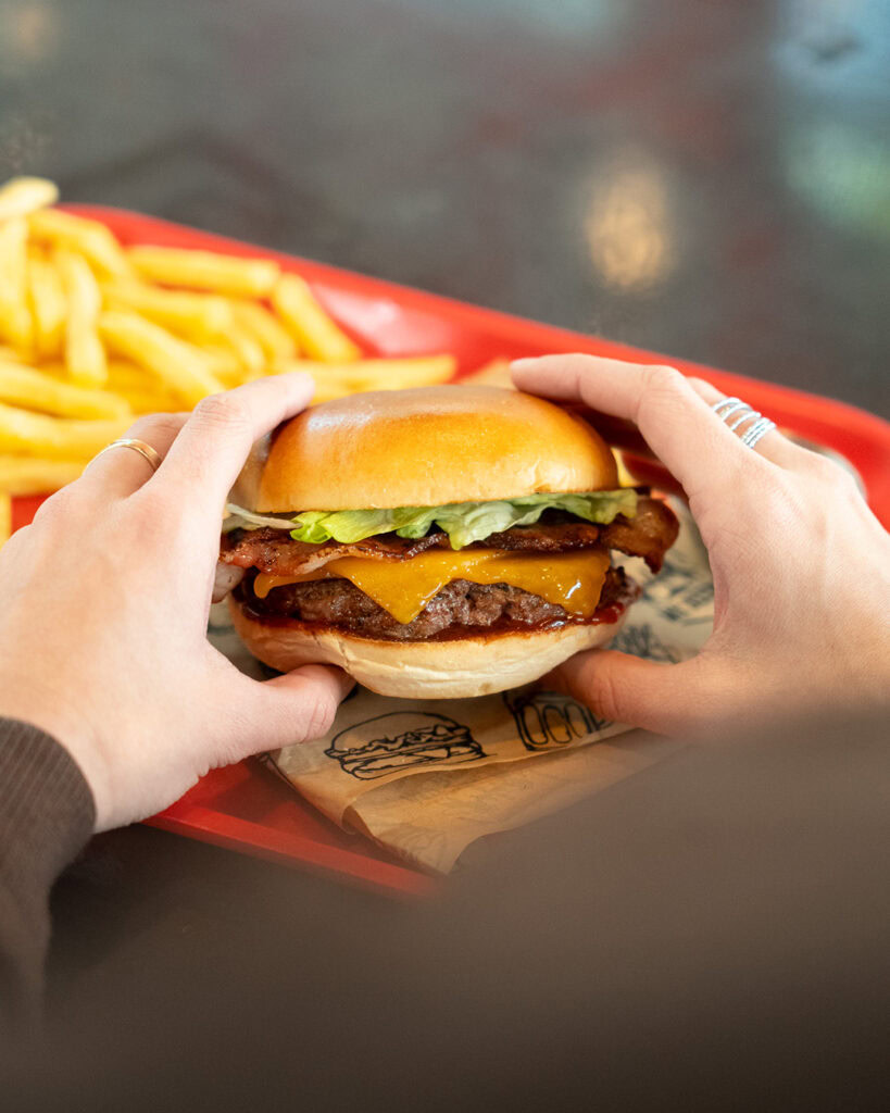 Burger fumé avec frites croustillantes, appétissant et savoureux.