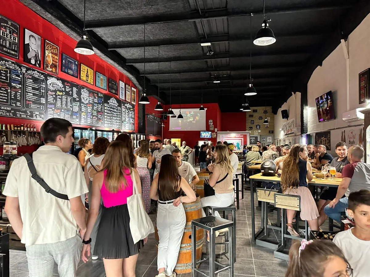 Tournon_cave_bar_clients_2023_fb1764846d