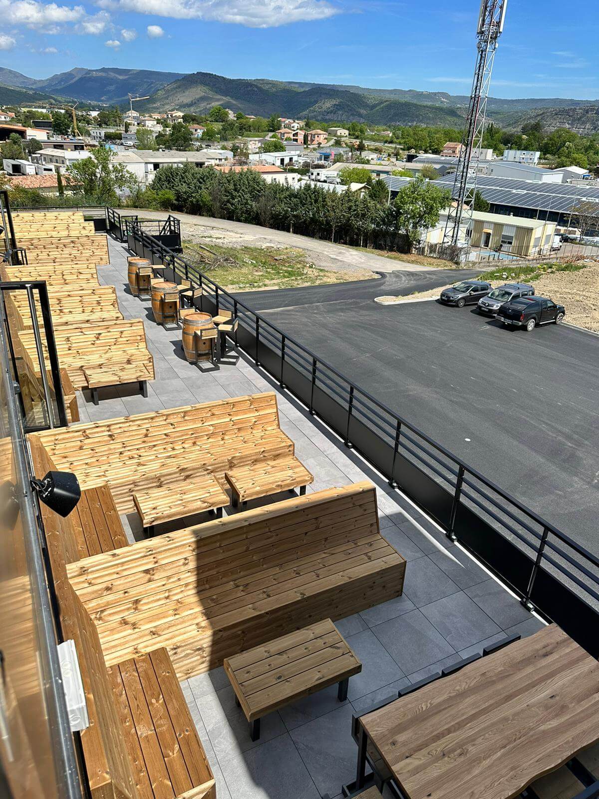 Une belle et grande terrasse au premier étage pour My Beers Aubenas