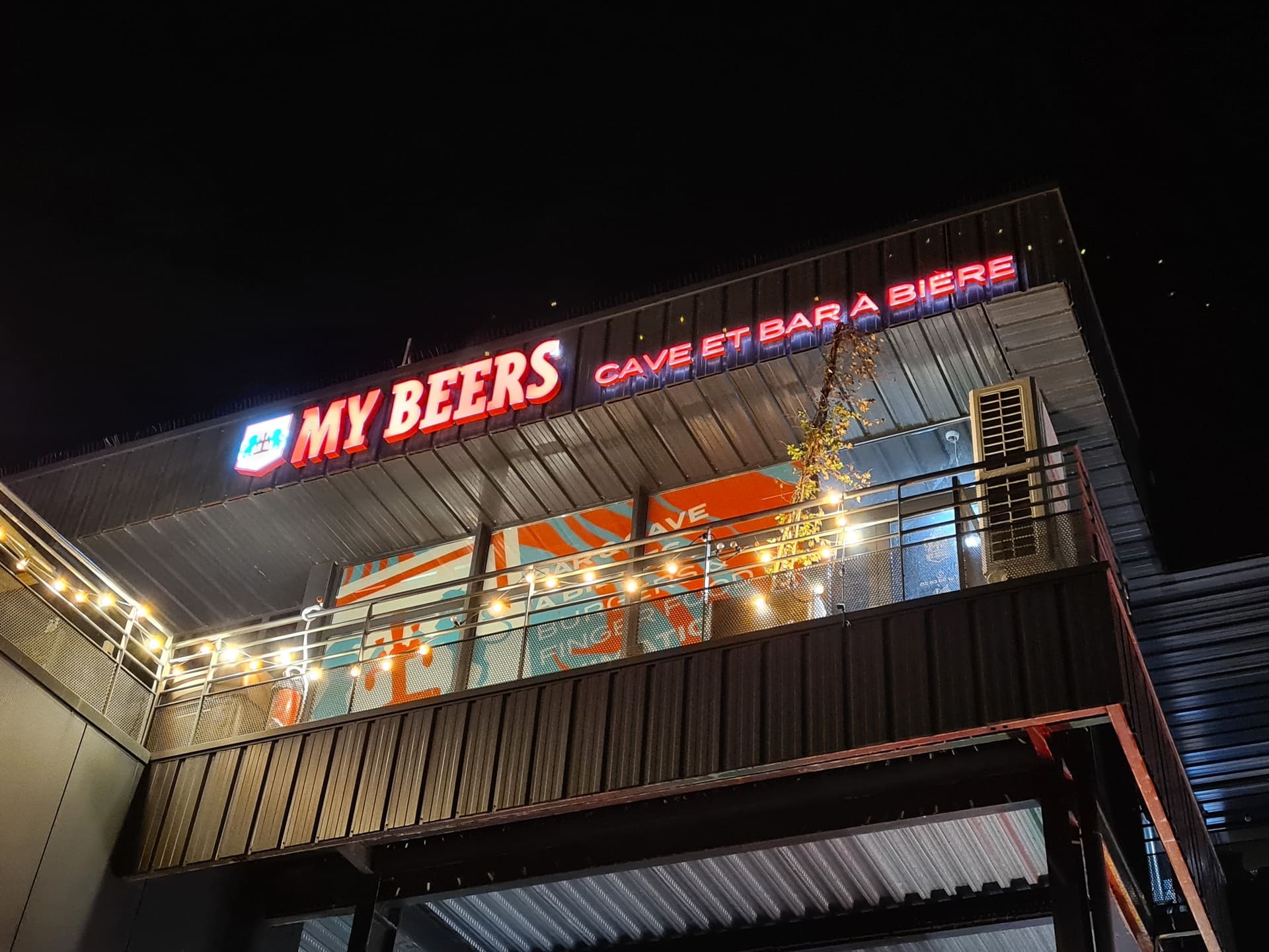 Enseigne du My Beers Agen la nuit